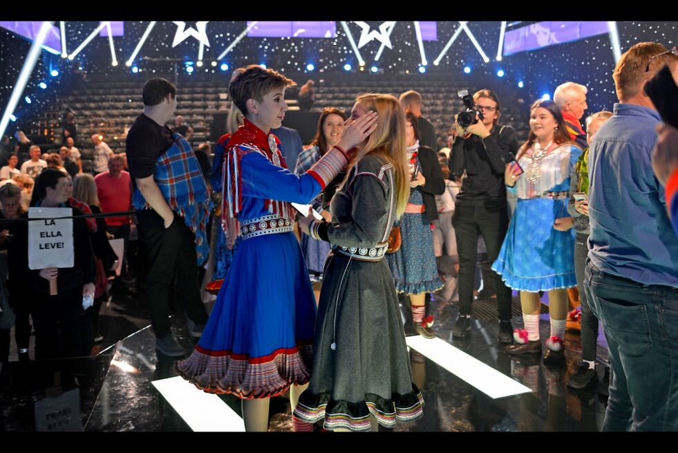 Det ble mange lange, gode klemmer fra kjente og kjære etter sendingen. Tana-jenta Ella Marie Hætta Isaksen er med videre til semifinalen i Stjernekamp. Plakaten til venstre er en lett omskriving av et slagord fra Alta-kampen.
 Foto: Hannah Persen