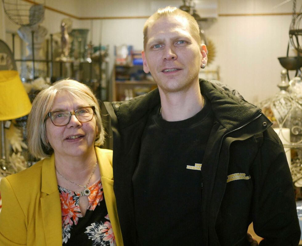 I man­ge år har hen­nes sønn, Joa­chim, hjul­pet henne mye i be­drift­en, og hun kan ikke få full­rost han nok.
 Foto: Geir Johansen