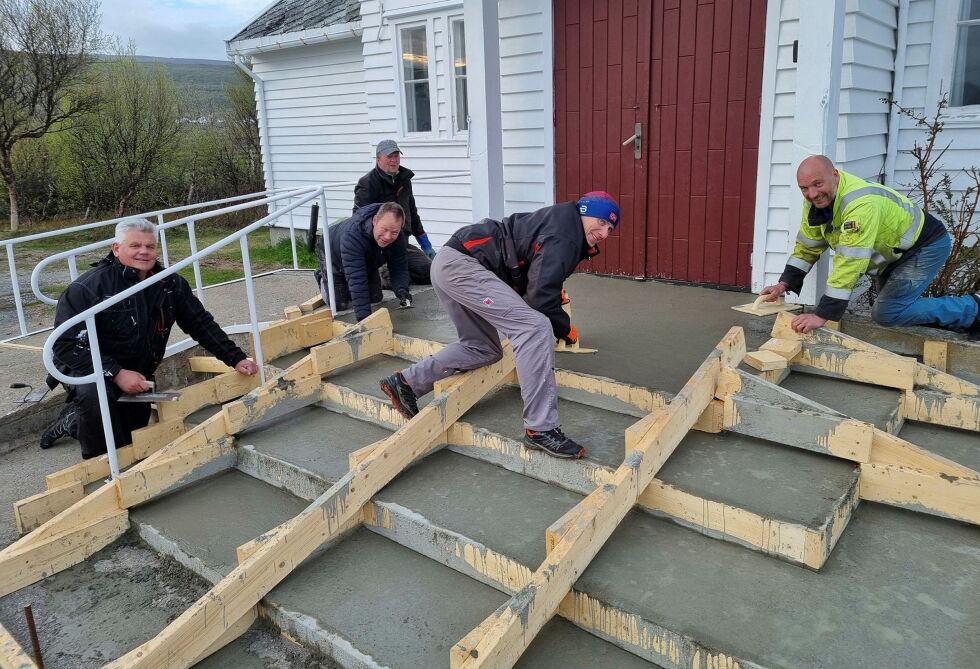 Hans Andreas Kristiansen (fra venstre), Kurt Magne Bernhardsen, Oddvar Mietinen (bak), Svein Reiersen og Hans Henrik Kristiansen har alle tilbrakt mange ettermiddager og kvelder de siste dagene for å få ny kirketrapp på plass. Her er det pussing av betongen som utføres.
 Foto: Torbjørn Ittelin