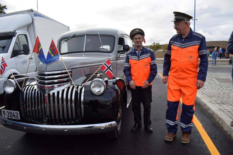 Birger Rajala og Lars Sagen ved siden av Chevroleten fra 1947 som også var først over den gamle brua da den åpnet.
ALLE FOTO: Birgitte Wisur Olsen
