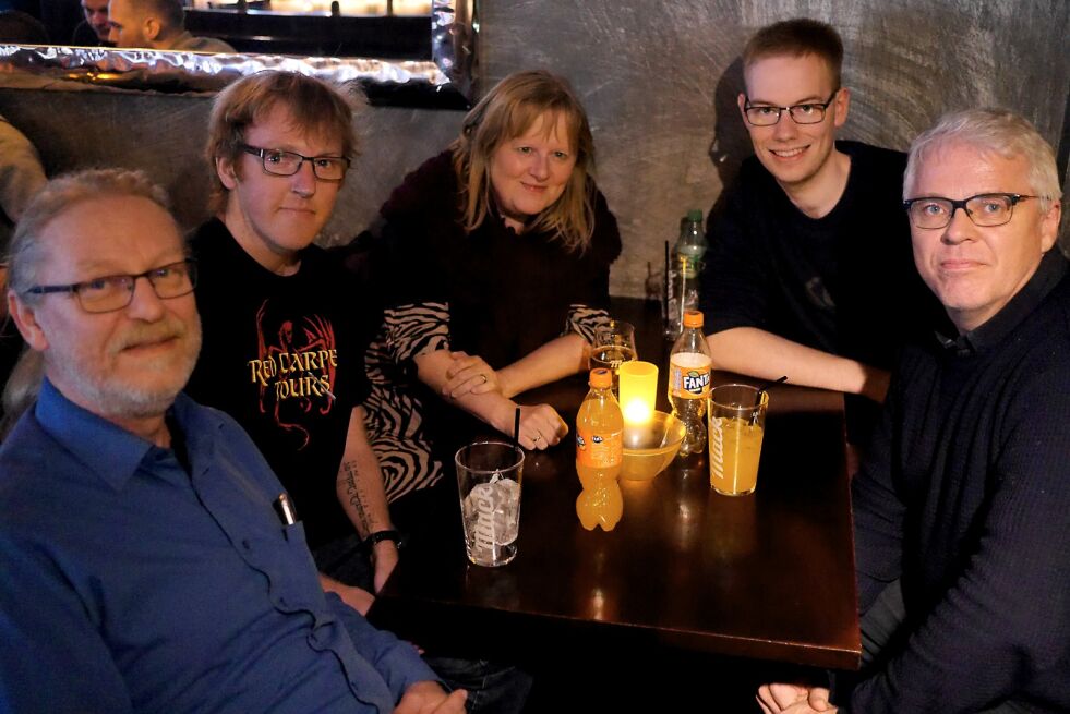 Laget «Back to basic» vant både serien og cup-finalen i quiz på Nøden denne våren. Fra venstre John Tore Svendsen, Andreas Wiig, Edna Toften, Sigurd Lyngroth og Hogne Heir Statle.
 Foto: Geir Johansen