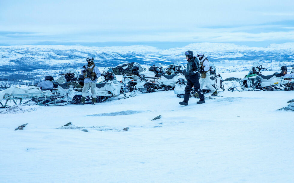 Støre ble kjørt med sneskuter fra Jarfjord grensestasjon til observasjonspost Vardefjell og på rabben mot fjellkanten var det vidt utsyn i mange retninger.
 Foto: Arnfinn Sjøenden/Forsvaret