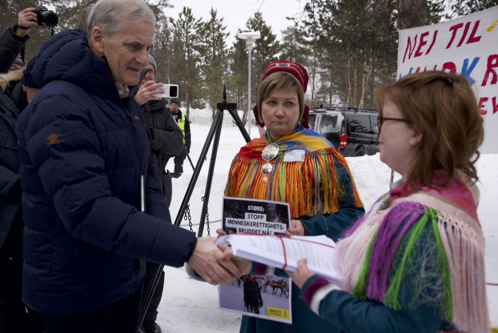 Statsminister var torsdag 9. mars 2023 på tur i Finnmark. Her ankommer han Sametinget, hvor han blir møtt av rådgiver i urfolkssaker for Amnesty Norge, Aili Keskitalo, og organisasjonens leder for ungdomsgruppa, Viktoria Elise Levang (til høyre).
 Foto: Steinar Solaas