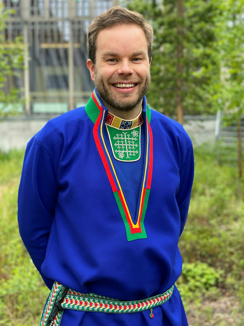 – Han har gjort et formidabelt arbeid! Jeg må bare gratulere, og takke, sier sametingsråd Mikkel Eskil Mikkelsen (NSR) fornøyd. Han er ydmyk, over det store arbeidet med stedsnavn, som Peer Gaup har foretatt. Men også trist, over at Sametinget ikke fulgte opp.
 Foto: Vaino Rensberg, Sametinget