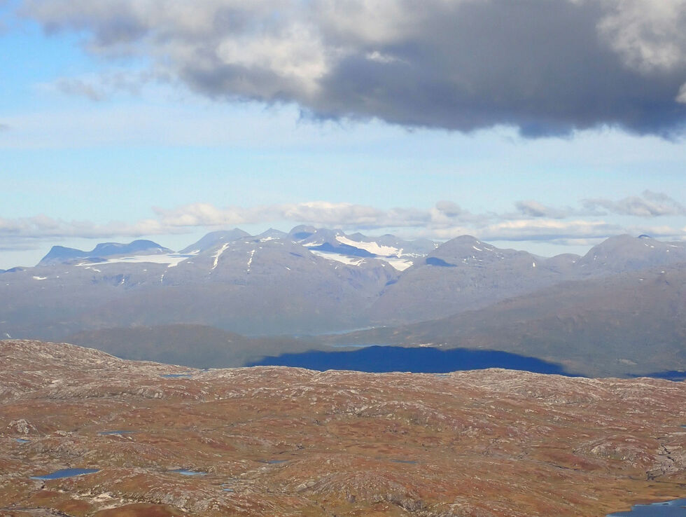 Uktsiesnjurhttjie er et av de sørsamiske navnene brukt om Okstindan. Bilde tatt fra Stijjentjakhe/Stigfjellet i Vaapste/Vefsn.
 Foto: Torstein Simonsen