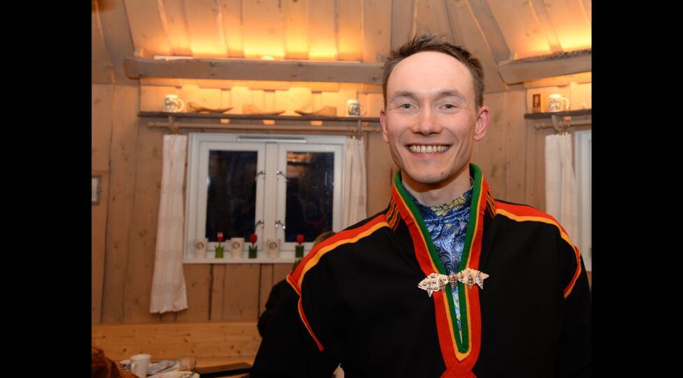 Leder i Hinnøy og omegn sameforening, Runar Myrnes Balto, lover kake til alle når han ønsker både medlemmer og ikke-medlemmer velkommen til mimrestund.
 Foto: Steinar Solaas