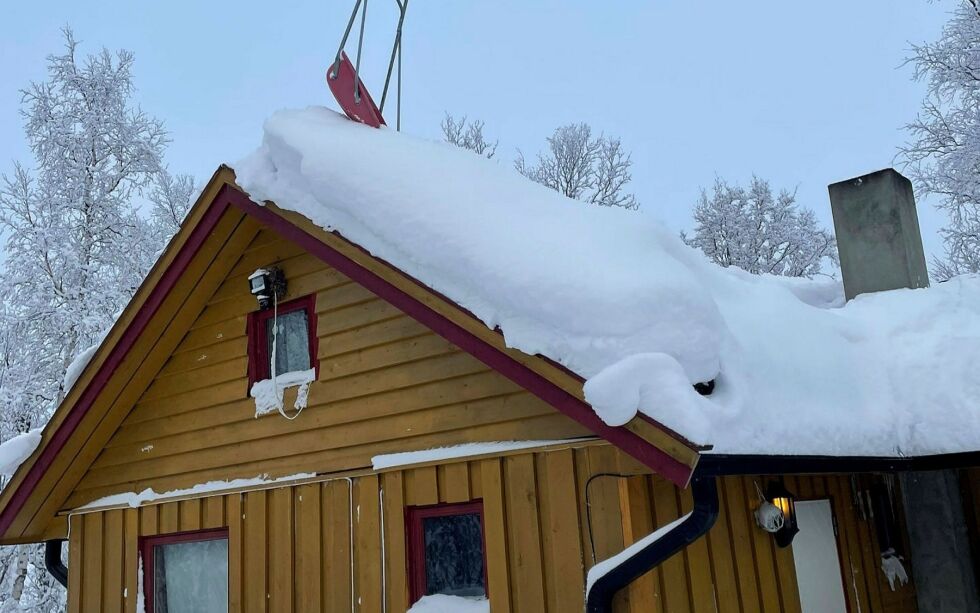 Faren til Haakon, Eirik Slagtern, frykta for at vekta av sneen ville kunne føre til at taket raste sammen, spesielt med tanke på at det kan komme mildvær og regn.
 Foto: Haakon Slagtern