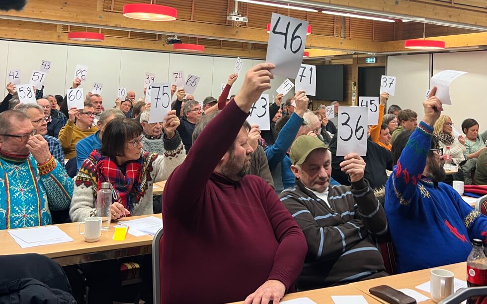 Det var høy stemning på møtet som varte i mange timer. De fremmøtte laksebreveierne kom frem til at de ønsket å beholde valgresultatet fra oktober.
 Foto: Irene Andersen