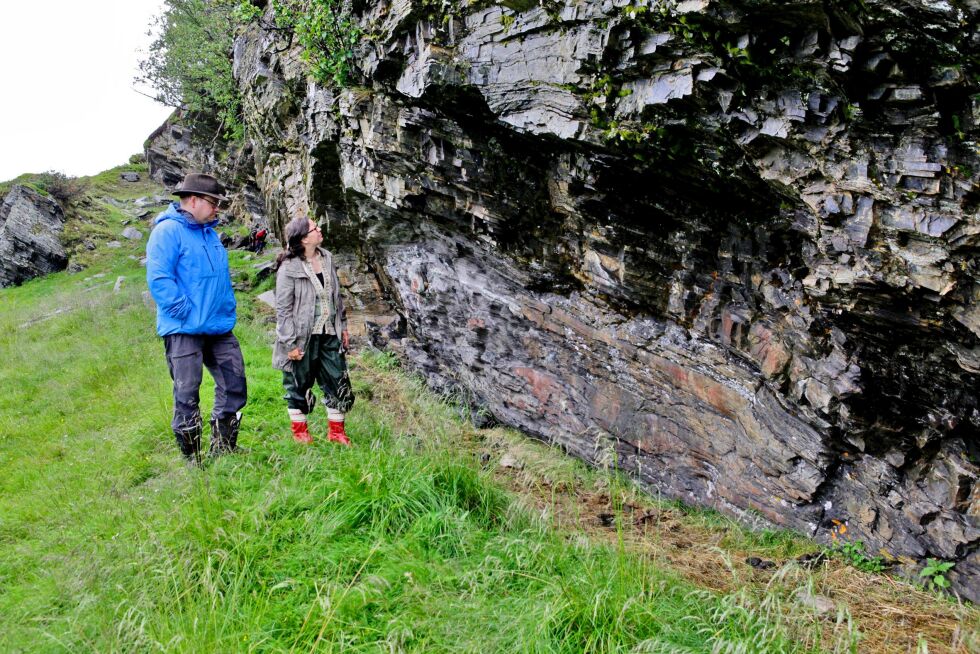 Sametingets rådgiver og arkeolog André Nilsen og leder ved Porsanger museum, Riinakaisa Laitila under befaring ved bergmaleriene i Cuoppogieddi, Indre Sandvik, for to år siden.
 Foto: Oskar Pushmann, NIBIO