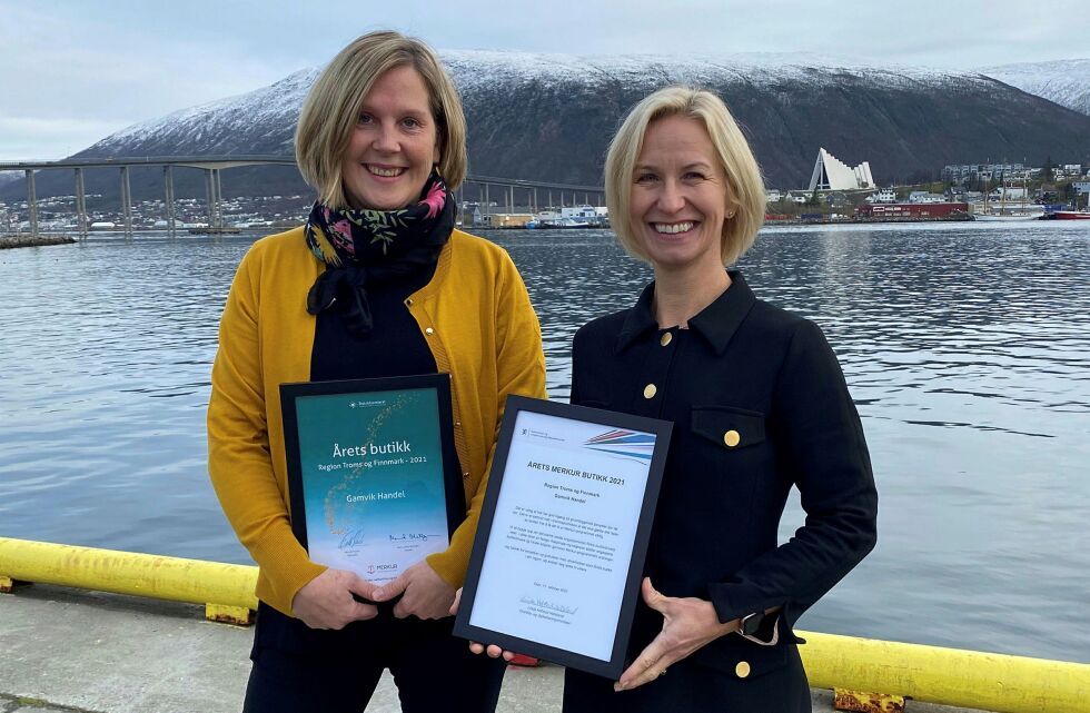 Synøve Vassvik (til venstre) mottok pris som beste nærbutikk i nord av direktør Marit Mellingen i Distriktssenteret.
FOTO: AINA BROX
 Foto: Aina Brox