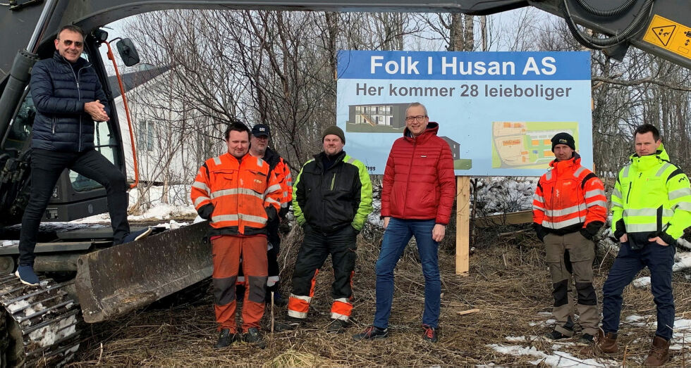 Fra venstre Rino Santocono fra Folk i Husan AS, Simon Pedersen og Ståle Dalhaug fra Fagerhaug Maskin, Sigbjørn Dalhaug som solgte tomta, ordfører Terje Bartholsen, Jan Henrik Eriksen fra Fagerhaug Maskin og sjef plan og utvikling i Evenes kommune, Stein-Even Fjellaksel.
 Foto: Evenes kommune