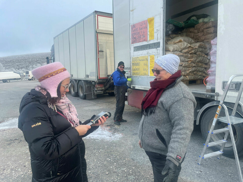 Katrine Trane har potetkjeller og god oppbevaring for vinterforsyningen. Potetselger Tove Naavik forteller at det virker som om kundene planlegger mer nå for å få husholdningsbudsjettet til å strekke til.
 Foto: Birgitte Wisur Olsen
