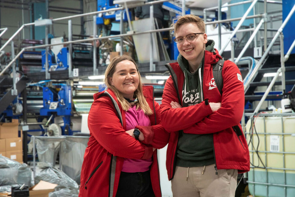 Rikke Jacobsen og Nathaniel H. Larsen på uventet besøk på trykkeriet i Lakselv.
 Foto: Karolina Ulfig
