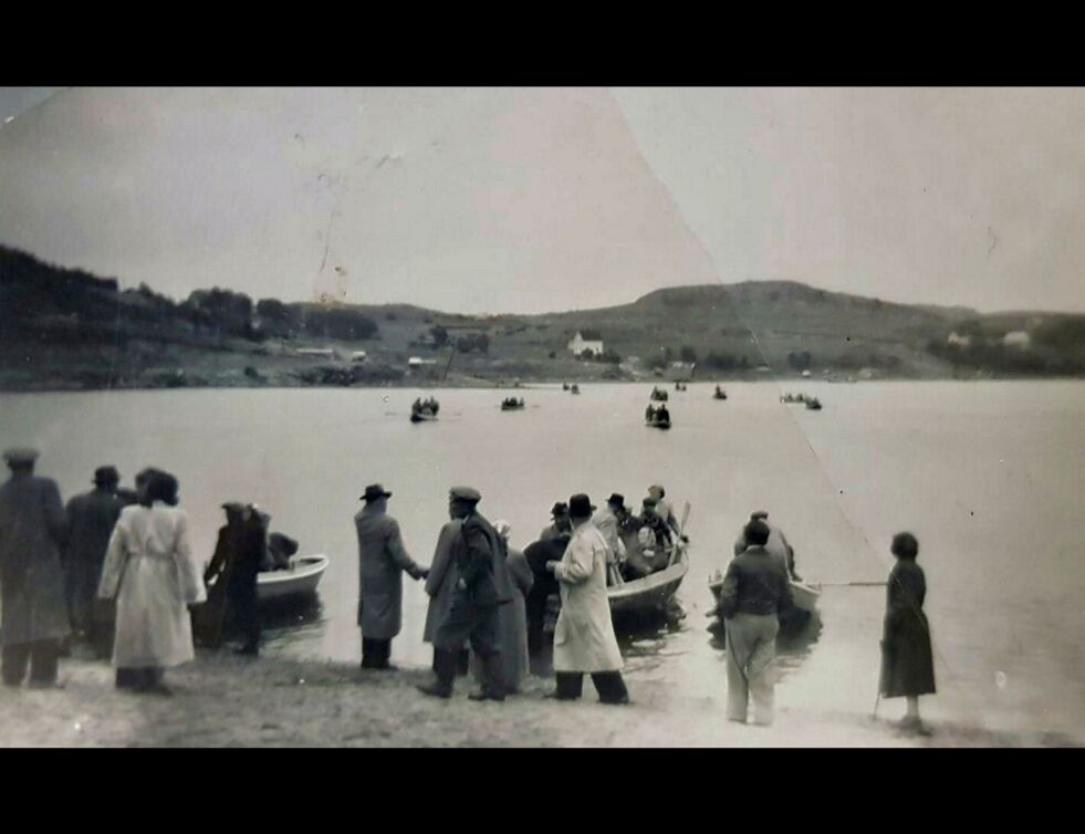 Folksomt i Mathis Olsen Nostes gravfølge i 1953.