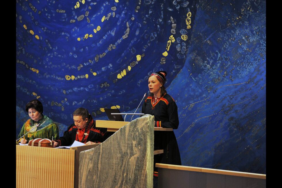 Sandra Márjá West er tilfreds med utfallet i Sametinget, som gir klar melding til FeFo-styret om å gjøre en grundigere og bedre behandling av saken om endret bruk av utmark for Nussir.
 Foto: Erik Brenli