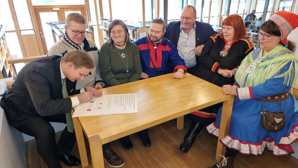Avtalen ble signert av de parlamentariske lederne (utenom Sp pga. fravær) i de sju partiene som er representert på Sametinget denne perioden. Fra venstre Maksim Guttormsen Råskhof (Sp), Ronny Wilhelmsen (Ap), Toril Bakken Kåven (NkF), Beaska Niillas (NSR), Arthur Tørfoss (FrP), Ann Finbog (SáB) og Berit Marie P. E. Eira (Fl).
 Foto: Steinar Solaas