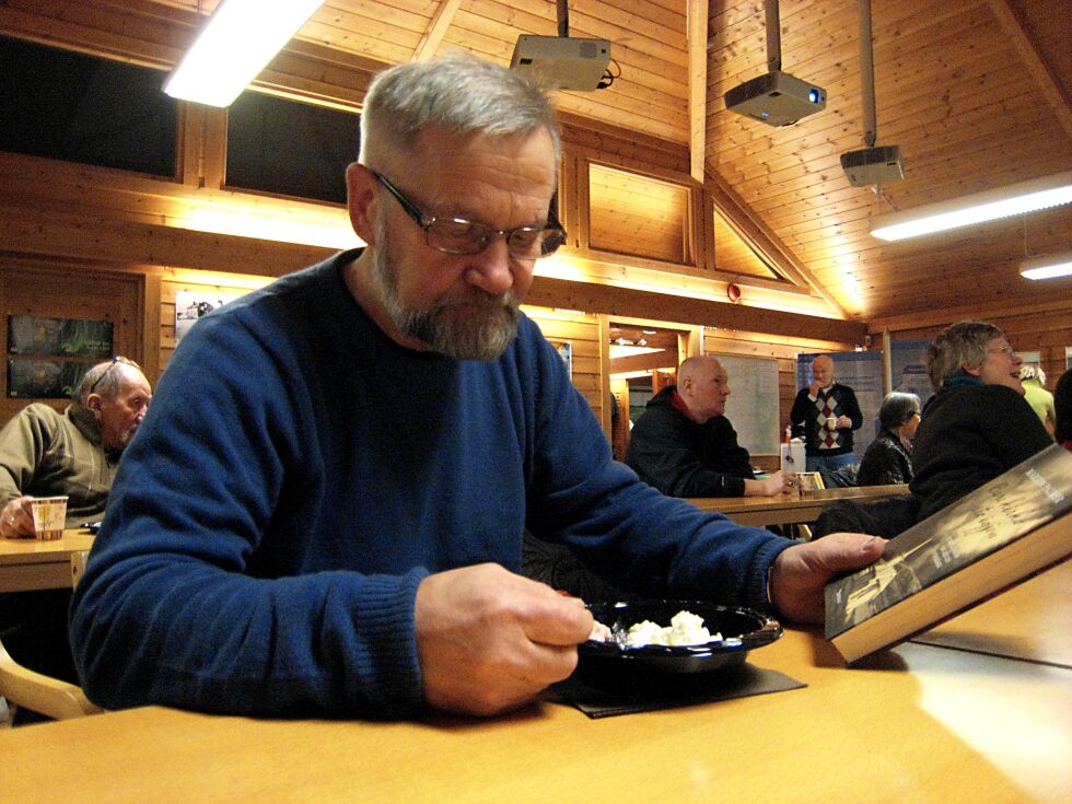 Almar Paulsen er en mann med mange jern i ilden. Han er en anerkjent fotograf og har tatt tusenvis av bilder opp gjennom årene. Paulsen har også gitt ut to fotobøker: «Arktisk lys – Arctic light» (2007) og «Porsangerfjorden: En Arktisk Oase» (1995), sammen med filmskaper Anstein Mikkelsen.
 Foto: Asfrid Karlsen (arkiv)