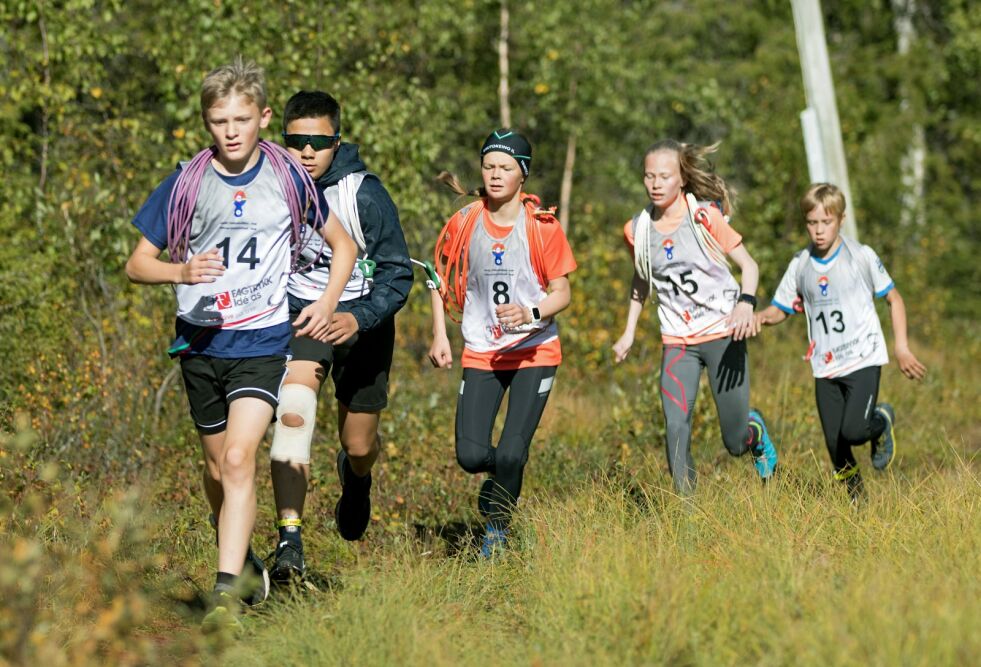 Først Helge Ims (13) fra Fjell skilag, Iver Thude Petterson (13) fra Ilar, Sara Ellen Buljo (12) fra Kautokeino, Anna Ragnhild Bals (13) fra Kautokeino og Pekka Tervaniemi (12) fra Inari.
 Foto: Charles Petterson