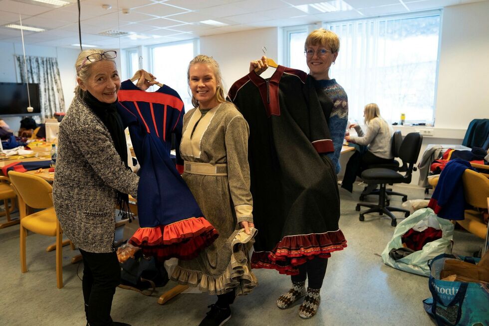 Marit Sofie Holmstrand (til venstre) viser frem Karasjok-kofta, Malise Porsanger er modell for en utradisjonell slimkofte og Ann-Merete Pettersen (til høyre) viser frem Nesseby-kofta.
 Foto: Therese Norman Andersen