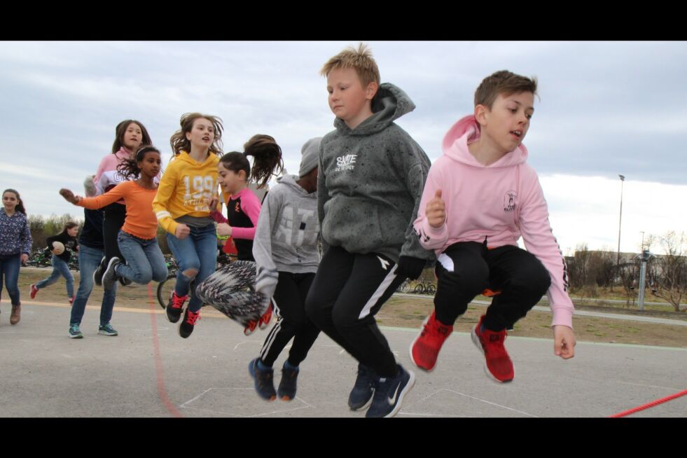 Timer med hoppetau har gjort elevene ved 5A ved Vadsø barneskole til eksperter, i tillegg til vinnere av hoppetaukonkurransen.
 Foto: Torbjørn Ittelin