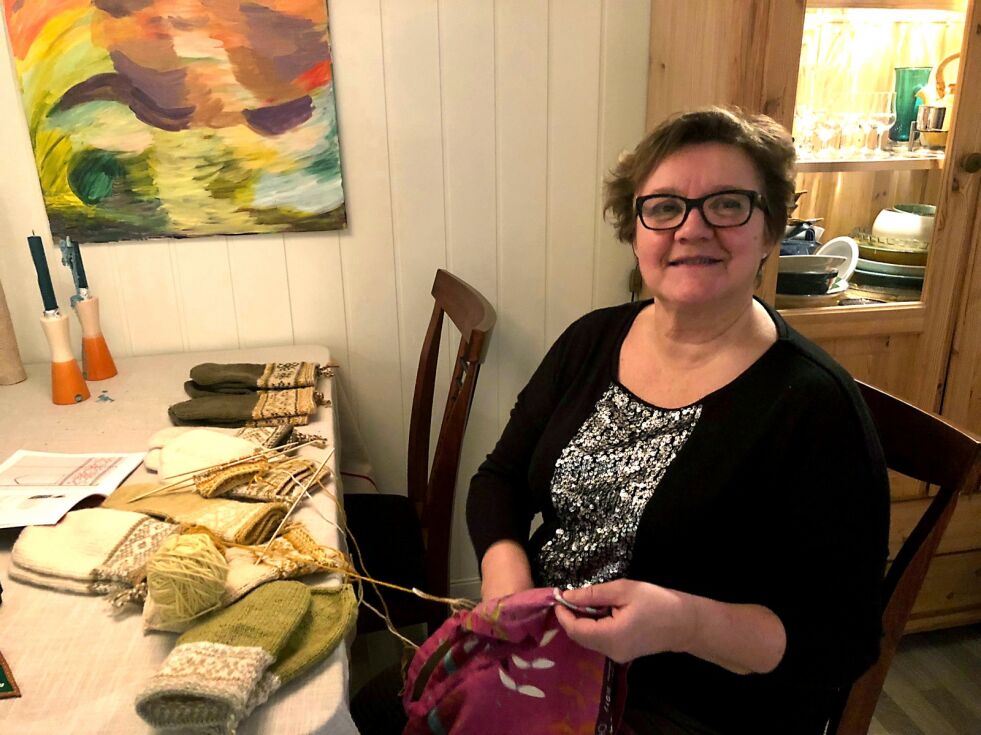 Gunn-Marie Trasti har sikret seg forsyning for vinteren med garn farget ute i Pasvik.
 Foto: Birgitte Wisur Olsen