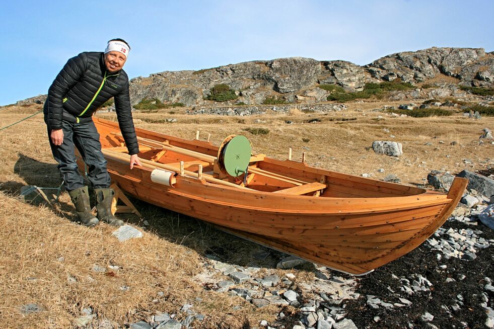 Jan Hansrud synes dette er en meget fin robåt.
 Foto: Anthon Sivertsen