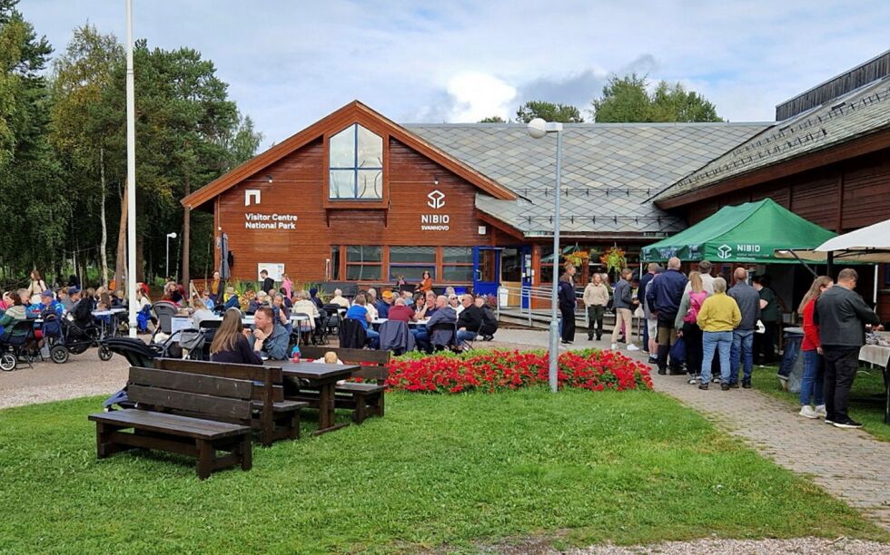 Folk samlet seg ute da godværet kom.
 Foto: Hill haga
