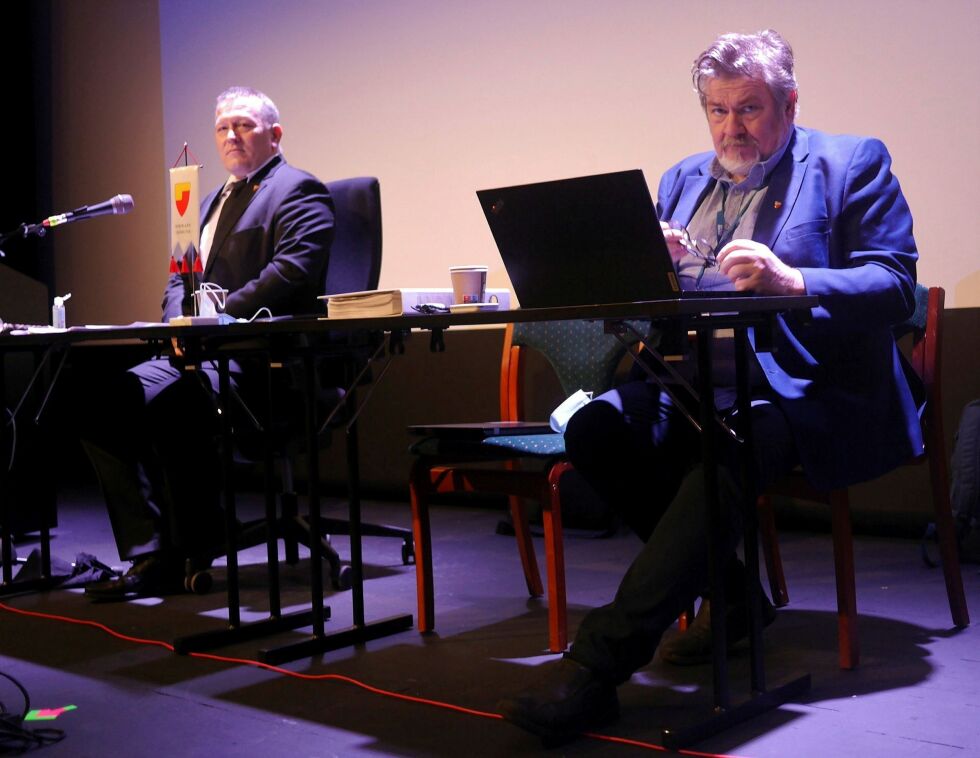 Fungerende ordfører Tor Mikkola (til venstre) sa seg godt fornøyd med utviklingen den siste tiden, da man har fått til bedre samarbeid partiene imellom. – Jeg vil konkludere med at møtekulturen er blitt klart bedre, sa han. Til høyre kommunedirektør Stig Kjærvik.
 Foto: Geir Johansen
