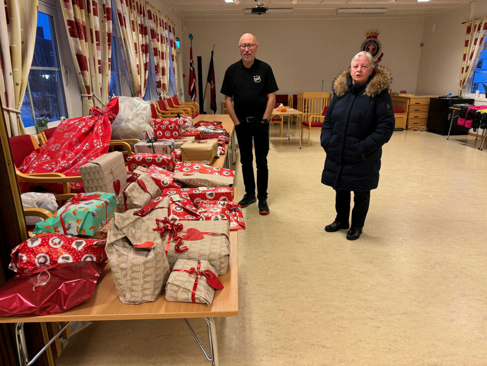 Karstein og Solfrid Kristiansen hos Frelsesarmeen forteller at det kom inn mange flere gaver enn de hadde forventet.
 Foto: Birgitte Wisur Olsen