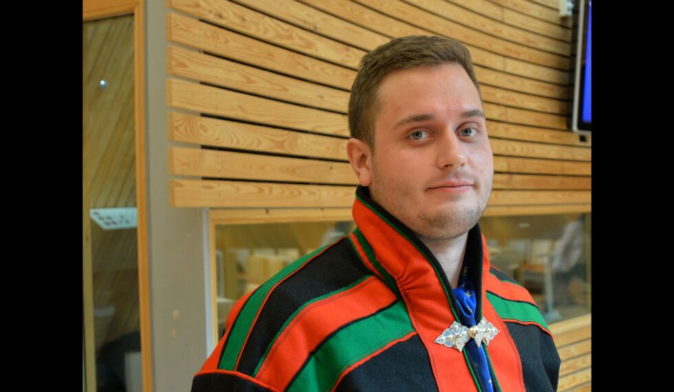 Sametingsrepresentant Piera Heaika Muotka (NSR) fulgte stortingsbehandlinga av revidert nasjonalbudsjett.
 Foto: Steinar Solaas