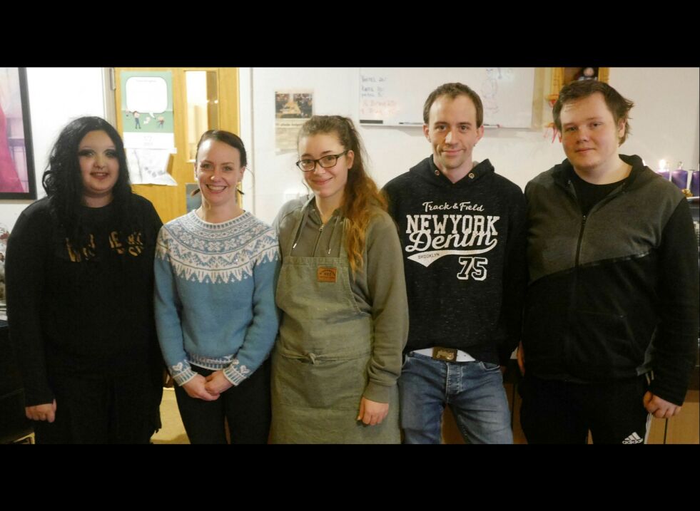 Disse brukerne av Parken kafé ber om at tilbudet ikke blir lagt ned. Mandag fortalte de politikerne om hvor positivt tilbudet er for dem. Fra venstre: Jullia Winther, Veronika Nilsen, Ina Renee Aronsen, Stig Roar Nilsen og Simon Johansen.
 Foto: Geir Johansen