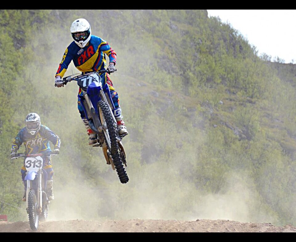 Når små og store MX-kjørere samles på Lakselv motorsportsenter står sandfokken som en sky over banen. Bildet er fra en tidligere treningssamling.
 Foto: Kristin Marie Ericsson