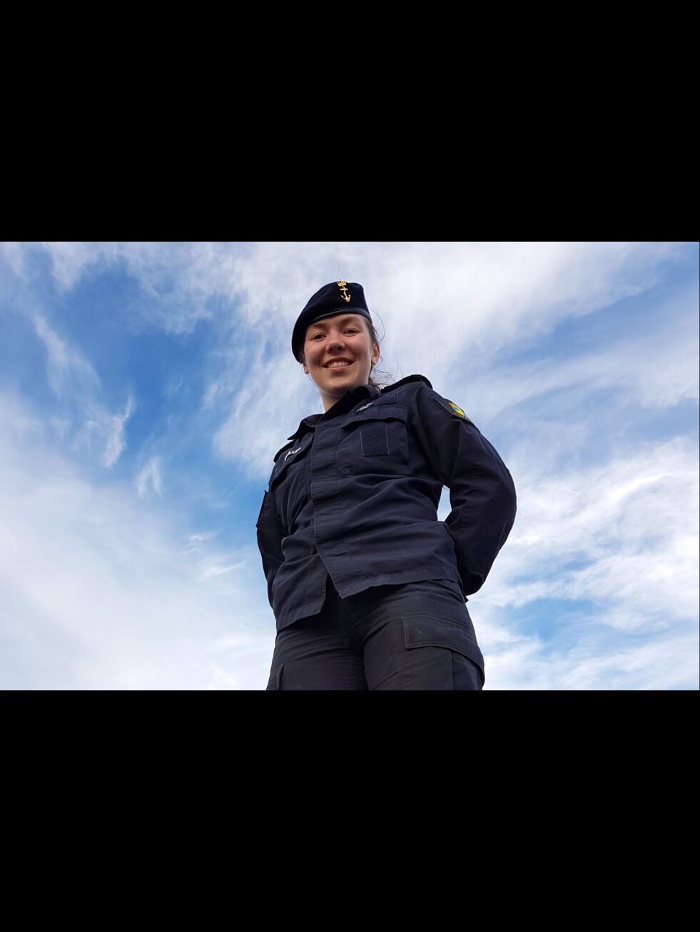 Elle Sáve Gaup fra Máze avtjener førstegangstjeneste i byssa på KV «Svalbard». Her er hun på dekk, godt fornøyd med livet.
 Foto: Beate Heide