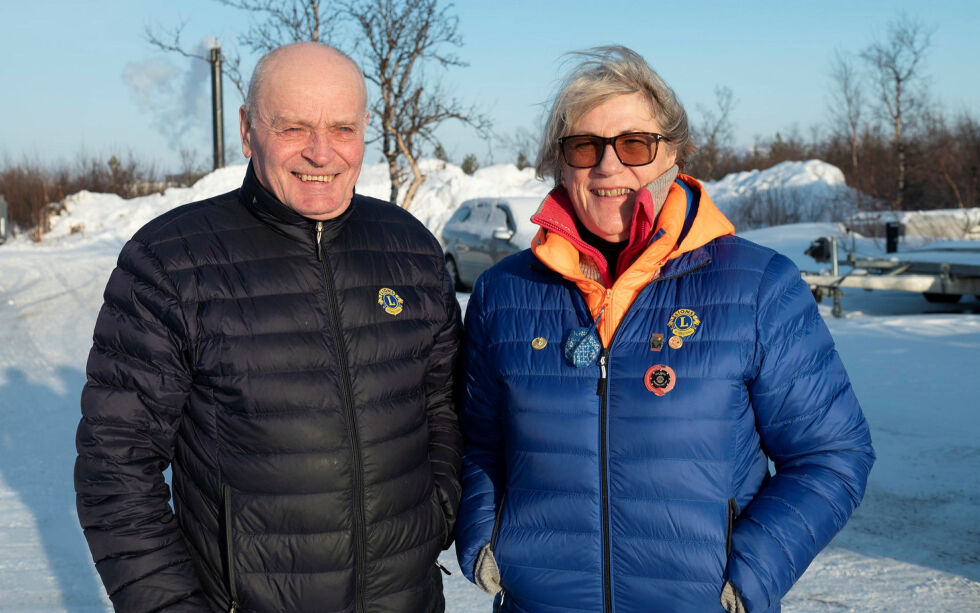 Trygve Myrmel og Elisabeth Volleberget fra Lions Porsanger ønsker velkommen til 44. utgave av helsesportsuka.
 Foto: Irene Andersen