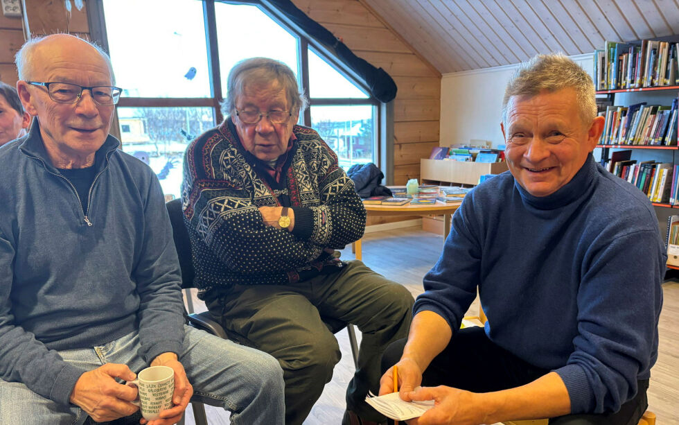 Her får jarfjordingen Tor Martin Dørmænen litt språklig kursing av John Samuel Nilsen (til venstre) og Isak Mathis Balto.
 Foto: Thor Thrane