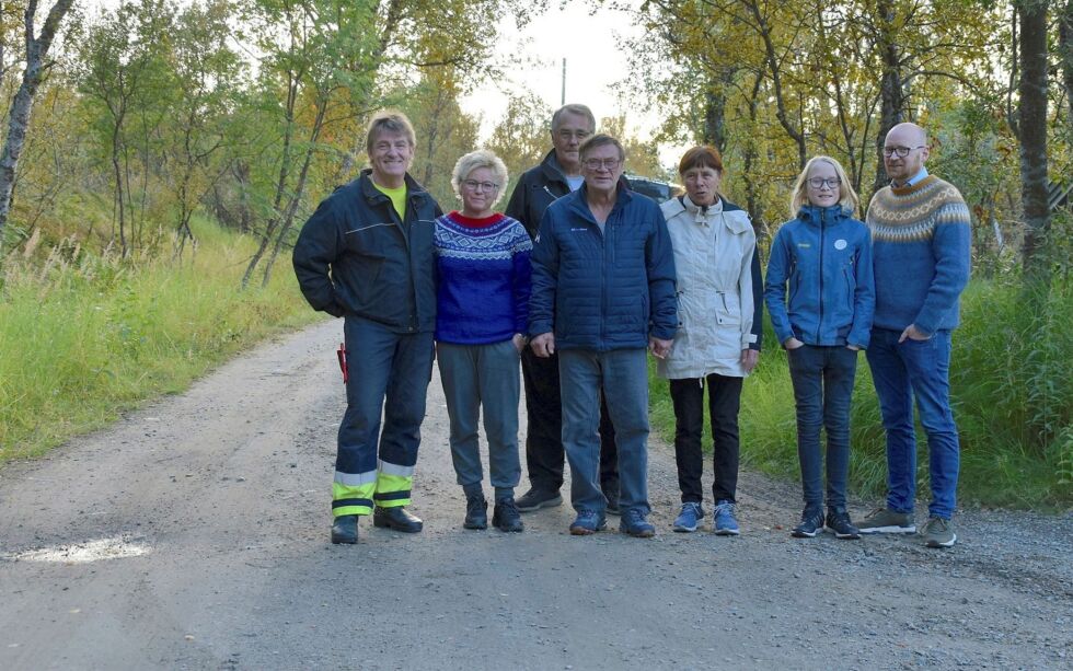 Oppstilt ved det de fastboende kaller den gamle vannverksveien: Inge Olaissen, Kirsti Widding, Bendik Pedersen, Knut Olaussen, Olaug Olaussen, Vebjørn Strømme og Hans Olav Strømme.
 Foto: Sara Olaussen Stensvold