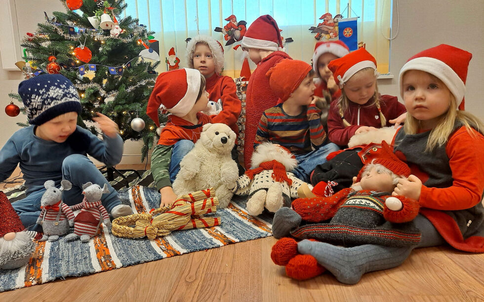 Barna gleder seg til at alle får se den fine julekalenderen de har laget.
 Foto: Kvensk institutt
