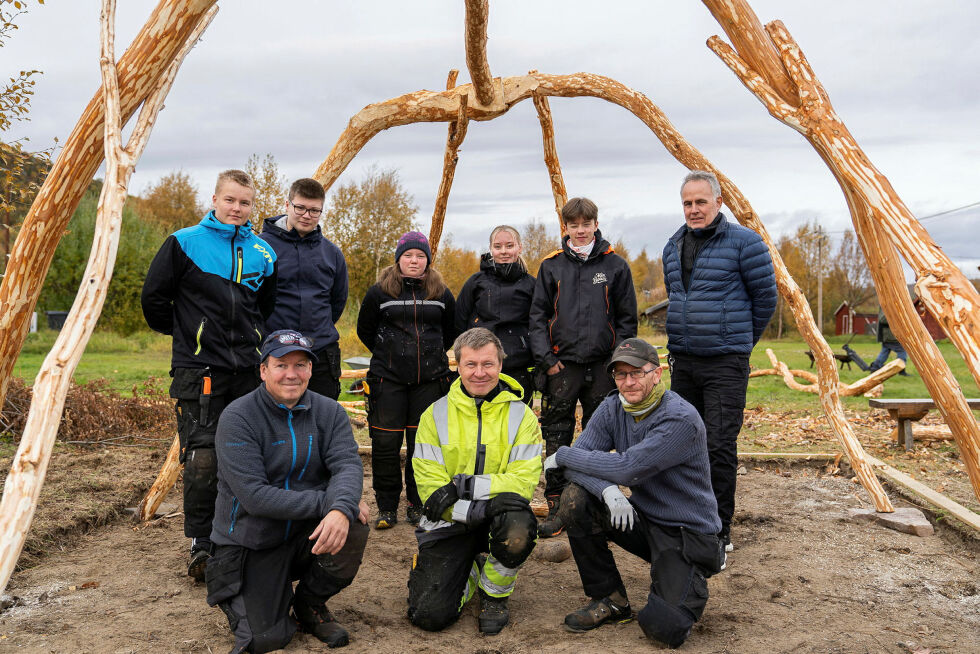 Elever og lærere etter mye hardt arbeid og god innsats for å få reist buesperrene.
 Foto: Therese Norman Andersen