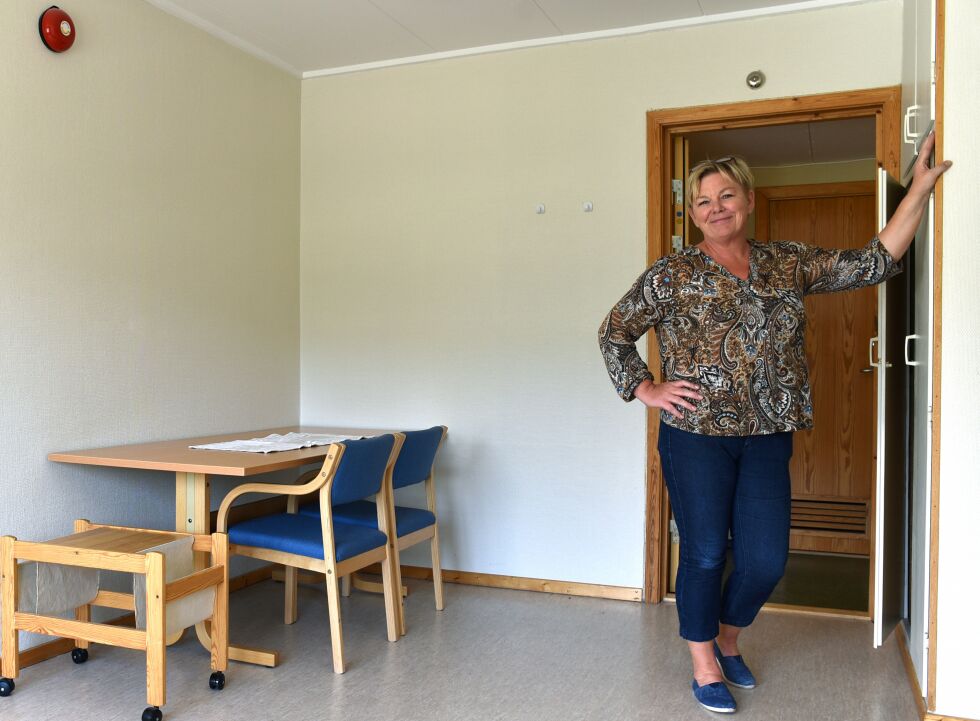 Fungerende leder for forebyggende tjenester, Heidi Stenbro Hanssen, erkjenner at legehybelene på Porsanger helsetun ikke akkurat utstråler hjemmekos, avslapning og rekreasjon. Derfor skal hyblene nå pusses opp. Hanssen mener legevikarer som både trives på jobb, og hjemme på hybelen, lettere lar seg rekruttere til faste stillinger i en kommune som lenge har slitt med legemangel.
 Foto: Bjørn Arne Johansen