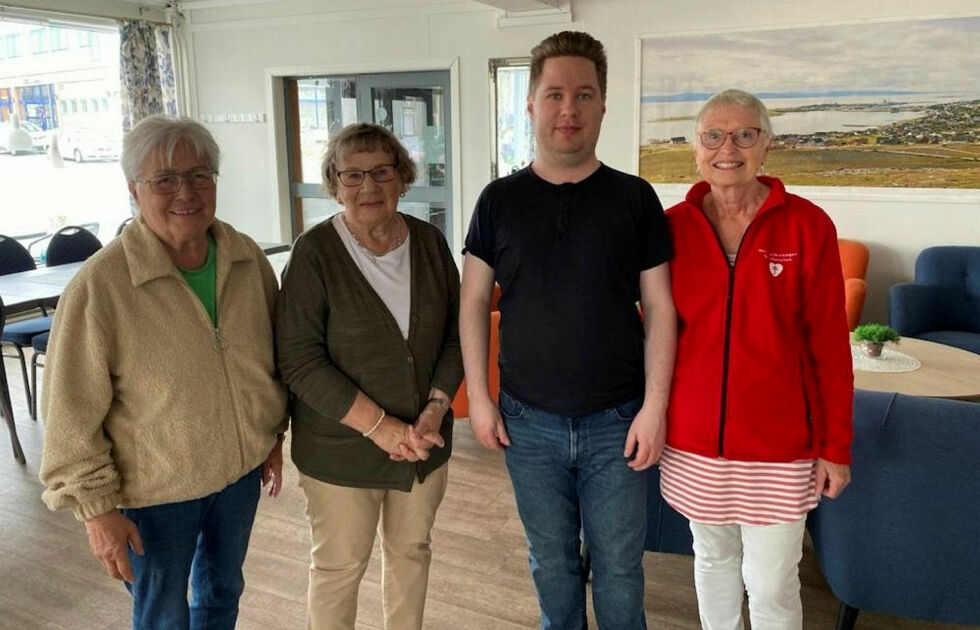 Leder av Vadsø Folkeakademi, Elna Andersen (fra venstre), pianist Ellen Riesto, dirigent Christoffer Stenhaug Johansen, og Målfrid Ovanger, leder av Vadsø demensforening i Nasjonalforeningen for folkehelsen, er alle klare for å ta imot påmeldinger til demenskoret i Vadsø.
 Foto: Privat