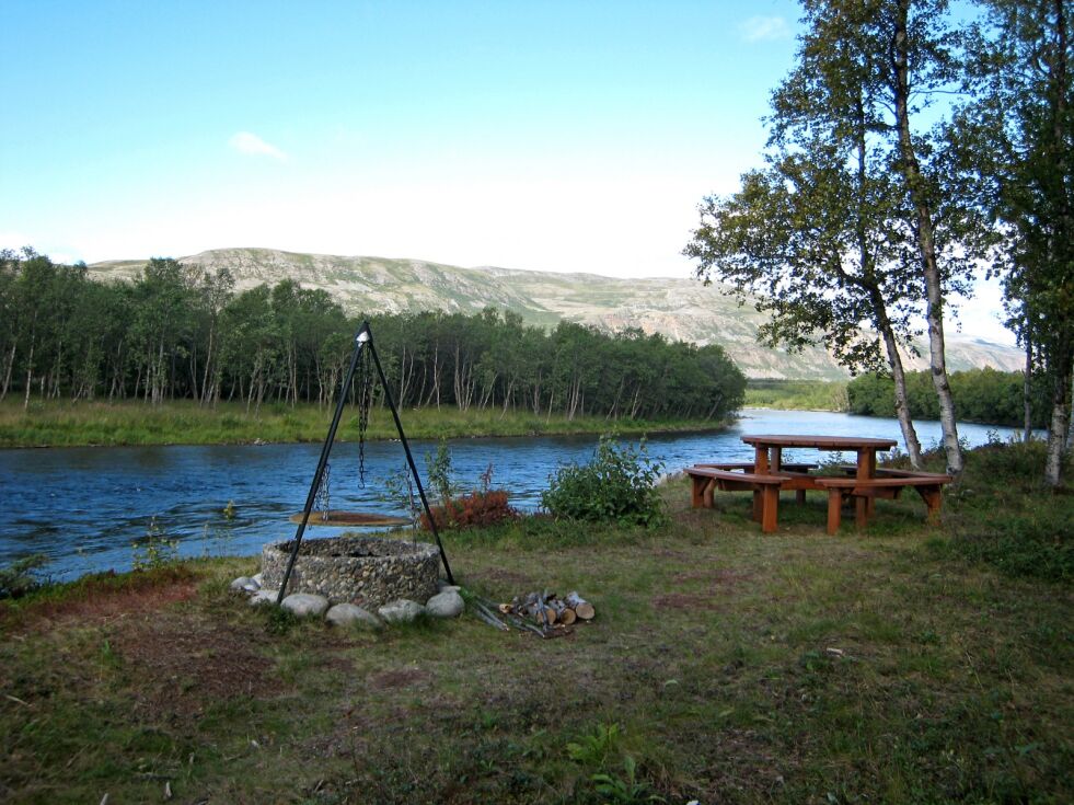 Dette bildet fra den nye grunneierens album gir en pekepinn på hvorfor folk fra hele verden trives ved bredden av Lakselva i Porsanger.
 Foto: Privat
