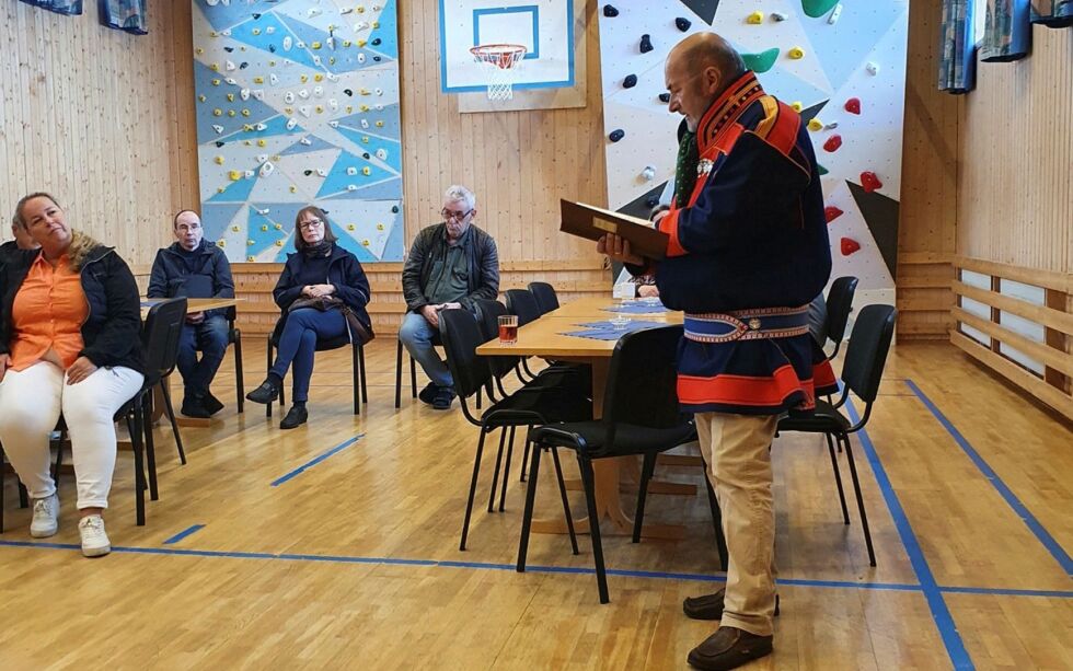 Leder Ingar Eira i Kokelv museumslag holdt tale på den offisielle åpningen av jubileumsutstillingen «Njuorjjonáhkki-Selskinn» i Kokelv.
 Foto: Kokelv Sjøsamiske Museum/Mearrasiia