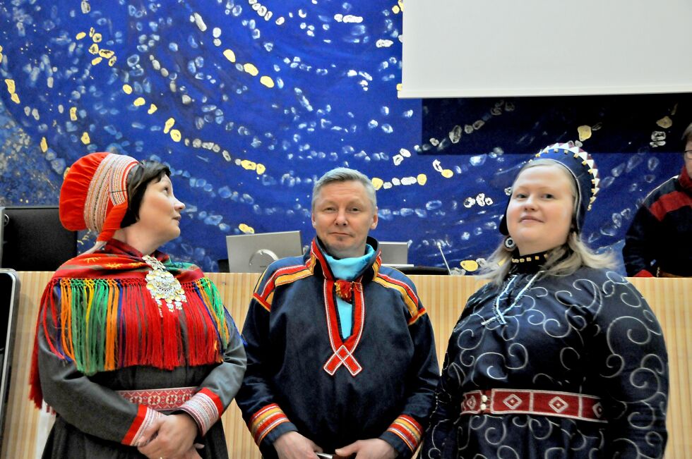 Tre sametingspresidenter fra tre land mener planleggingen av Ishavsbanen fra Rovaniemi til Kirkenes er langt utenfor folkerettens rammer. Aili Keskitalo fra norsk side (til venstre), Per-Olof Nutti fra svensk side og Tiina Sanila-Aikio fra finsk side.
 Foto: Stein Torger Svala