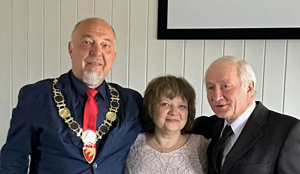 Olga Dimitrievna Stø og John Ottar Eriksen ble viet av ordfører Rune Rafaelsen på mandag.
 Foto: Privat