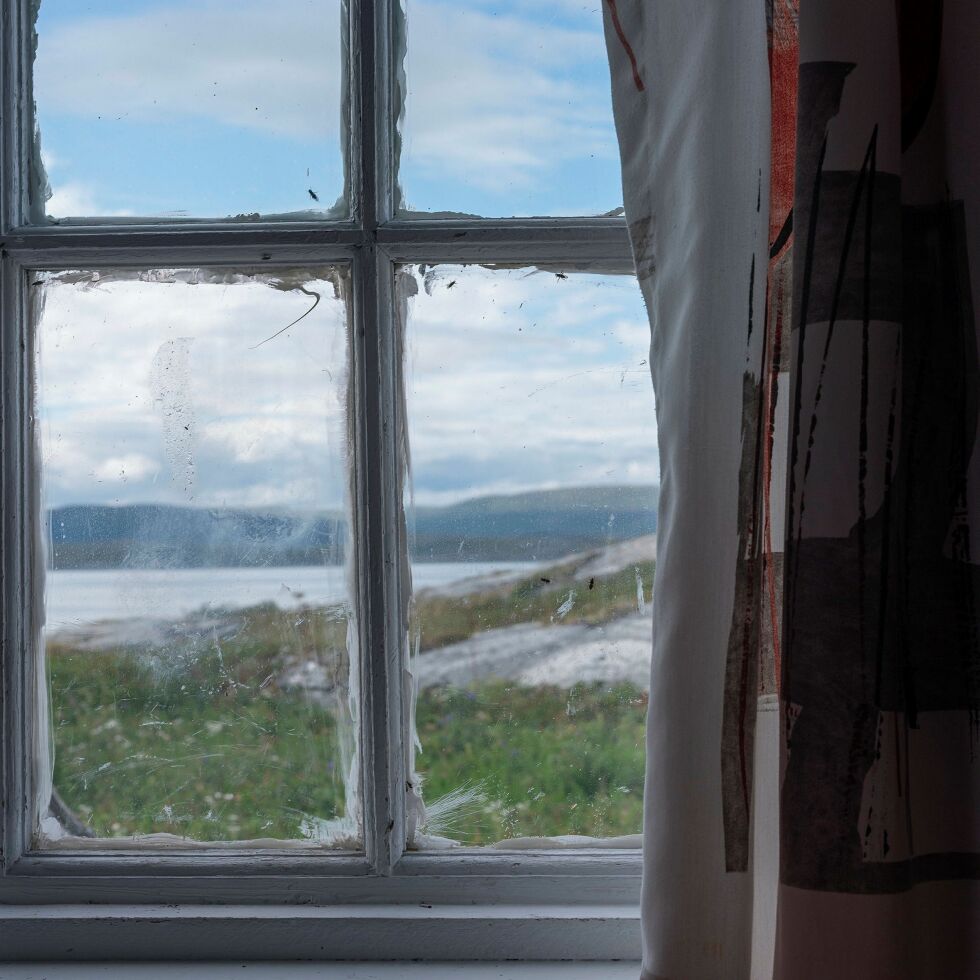 Foto som er med på utstillingen. Et gammelt vindu mot Porsangerfjorden.
 Foto: Anders Jørgensen