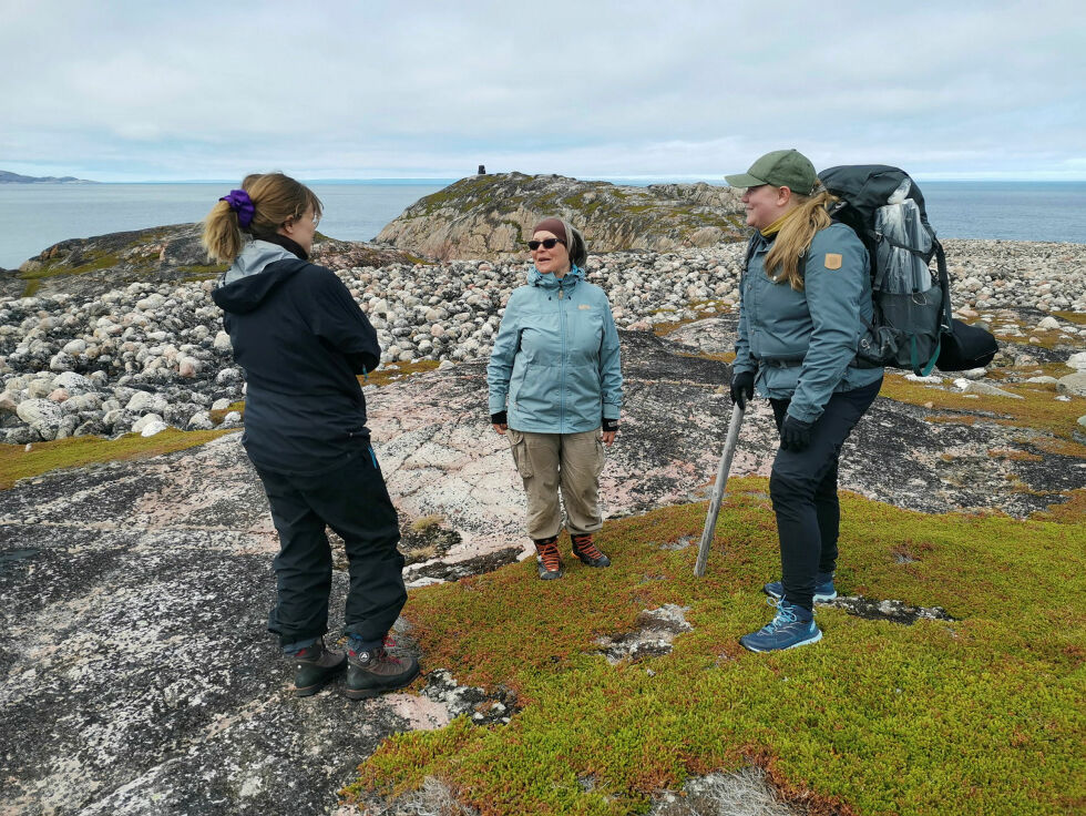 Leder for Skoltesamisk museum i Neiden, Maria Kemi Rein, i ivrig diskusjon med Venke Törmänen og Gunn Søfting om gjengraving og historien til skoltesamene.
 Foto: Yngve Beddari