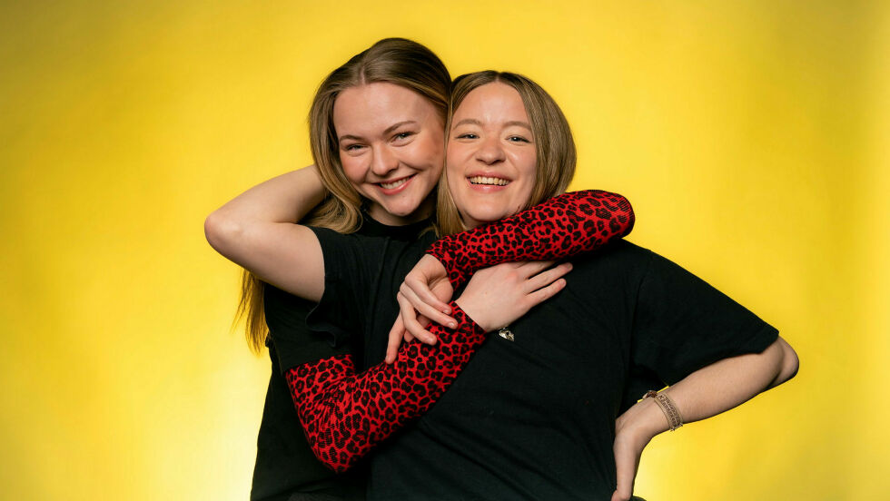Programledere er Jonna Dunfjeld-Mølnvik (20) fra Snåsa og Nelly Engström (25) fra Vilhelmina.
 Foto: NRK/Vegard Blakstad