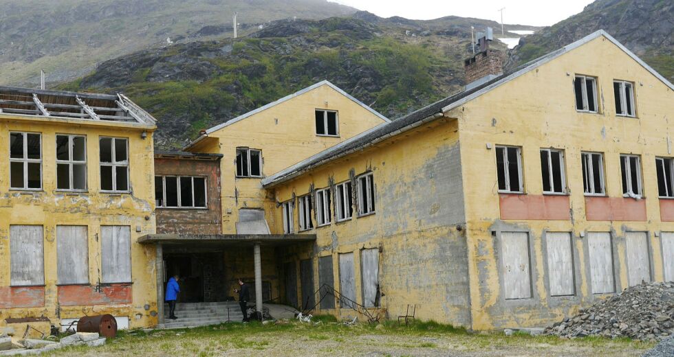 Sol­vang in­ter­nat på Sar­nes ble åp­net i 1958 og fun­ger­te som in­ter­nat­sko­le til i 1971. De siste år­ene har byg­nin­ge­ne stått og for­falt, og man­ge kre­ver nå at de blir fjer­net.