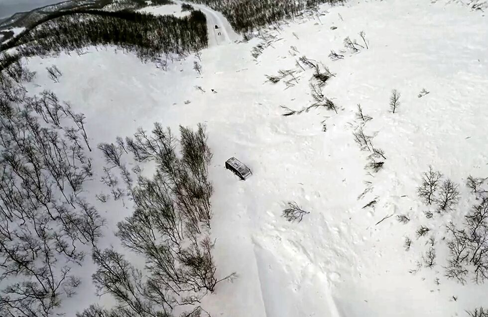 Søndag kveld gikk det et sneskred i Leavvajohka. Skredet tok med seg flere biler.
 Foto:  Mikko Järvensivu