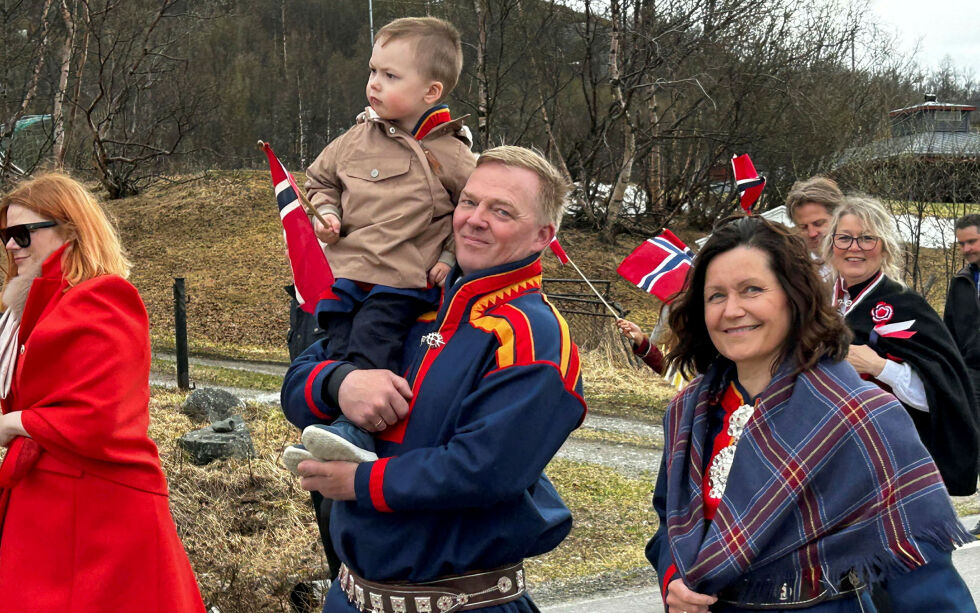 Maja Kruuse, lille Emmet på armen til bestefar Jørn Erik Pedersen, kona Ragni Bugge Pedersen og Beryl Borten så alle ut til å ha en aldeles fortreffelig dag i Jarfjord 17. mai.
Foto: Anders Mikkola